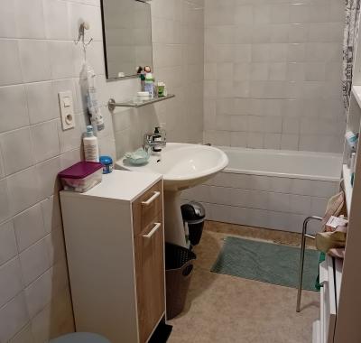 Chambre + salle travail + sanitaires+ parking fermé