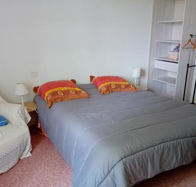 Chambre + salle travail + sanitaires+ parking fermé