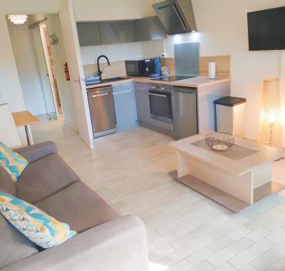 Beau Studio en Rez de Jardin avec Place de Parking