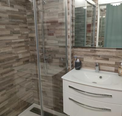 Beau Studio en Rez de Jardin avec Place de Parking