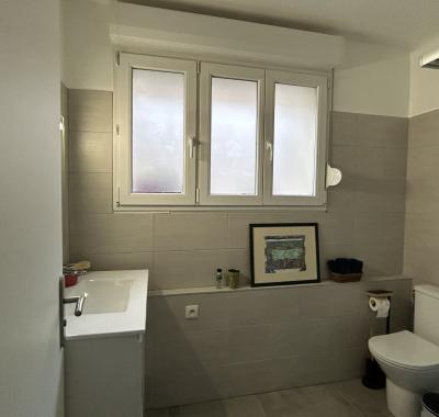 Grande chambre au Wad bouton sdb privé