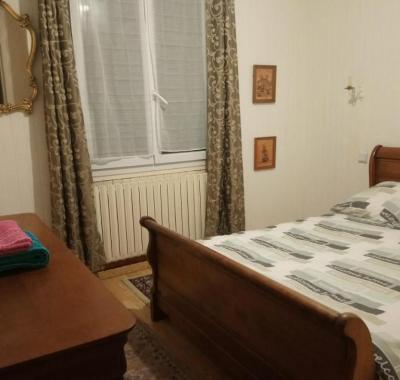 Chambre au calme et simple, cuisine à dispo