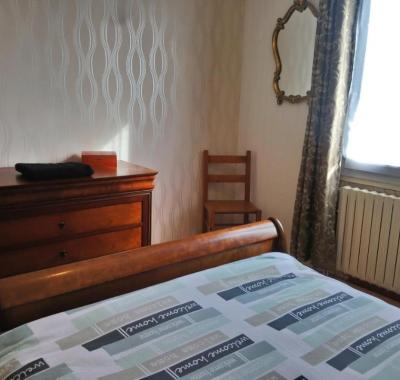 Chambre au calme et simple, cuisine à dispo