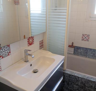 Chambre au calme et simple, cuisine à dispo