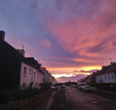 Chambre au calme et simple, cuisine à dispo