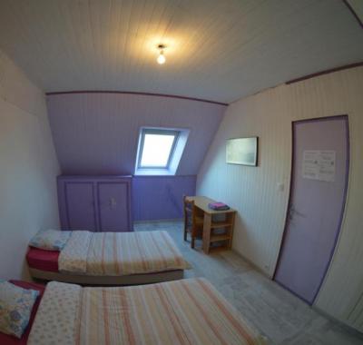 Chambre au calme et simple, cuisine à dispo