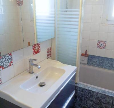 Chambre au calme et simple, cuisine à dispo