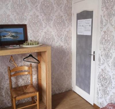 Chambre au calme et simple, cuisine à dispo