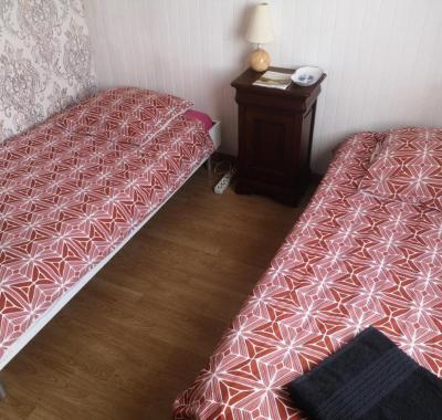 Chambre au calme et simple, cuisine à dispo