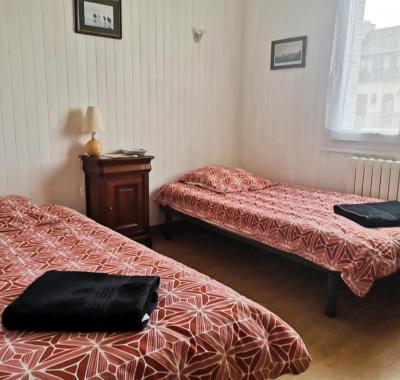 Chambre au calme et simple, cuisine à dispo