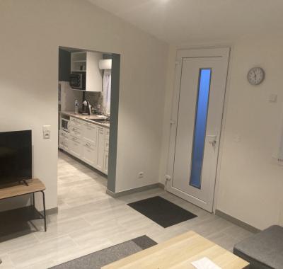 F2 a louer dans village très calme pour gens de passage