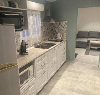 F2 a louer dans village très calme pour gens de passage