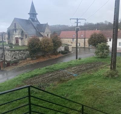 F2 a louer dans village très calme pour gens de passage
