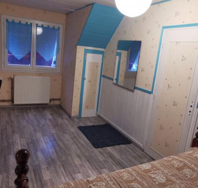 Grande chambre meublée.