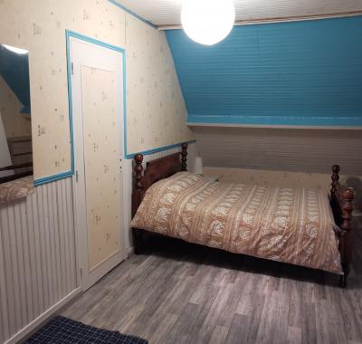 Grande chambre meublée.