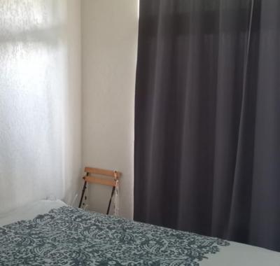 UNE CHAMBRE AVEC SALLE DE BAIN PRIVATIVE