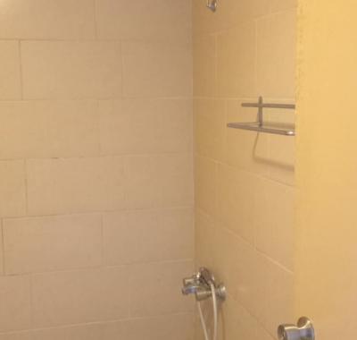 UNE CHAMBRE AVEC SALLE DE BAIN PRIVATIVE