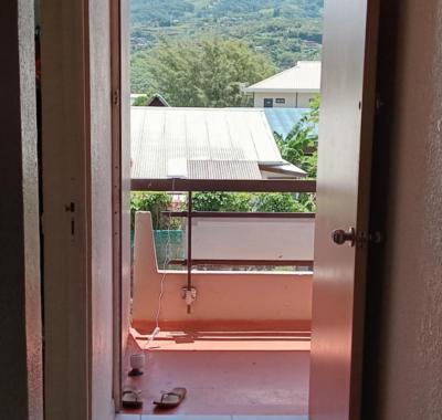 UNE CHAMBRE AVEC SALLE DE BAIN PRIVATIVE