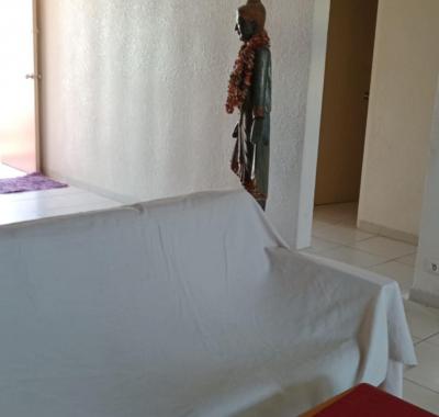 UNE CHAMBRE AVEC SALLE DE BAIN PRIVATIVE