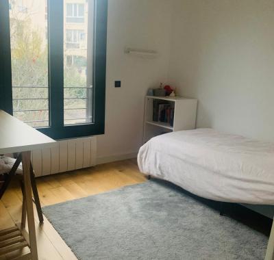 Chambre dans une grande maison avec Jardin