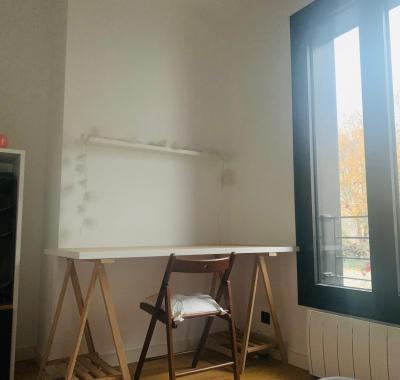 Chambre dans une grande maison avec Jardin