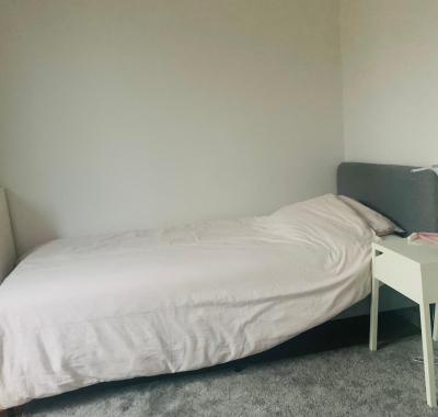 Chambre dans une grande maison avec Jardin