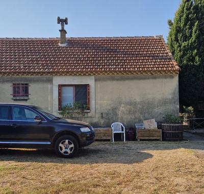 Chambre dans maison avec jardin .
