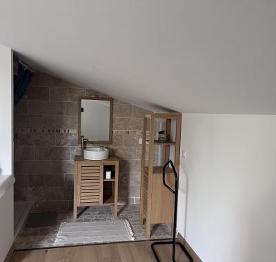 CHAMBRE LIT EN 180, DOUCHE et TV