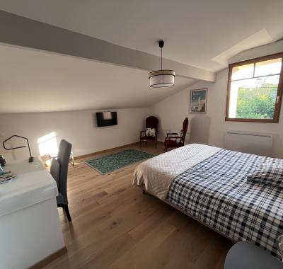 CHAMBRE LIT EN 180, DOUCHE et TV