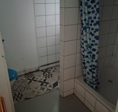 Chambre  avec commun pour sanitaire et cuisine
