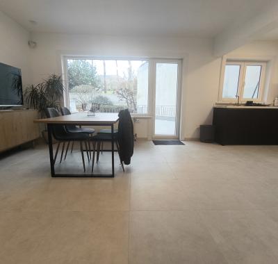 Appartement totalement rénové et meublé face à l'hôpital de Jolimont.