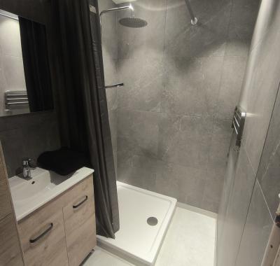 Appartement totalement rénové et meublé face à l'hôpital de Jolimont.