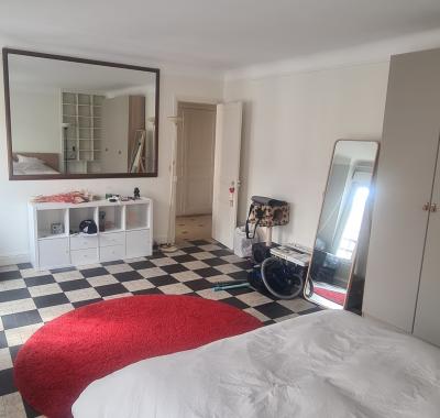 Grande chambre chez l'habitant