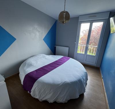 Chambre avec lit rond insolite, proche gare TGV