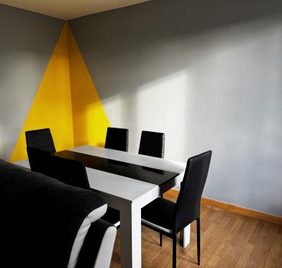 Chambre avec lit rond insolite, proche gare TGV