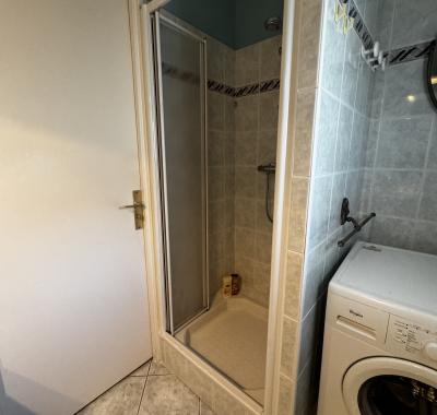 Chambre avec lit rond insolite, proche gare TGV