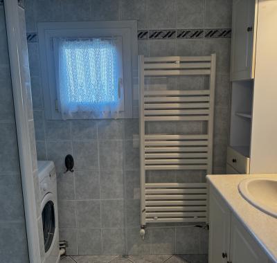 Chambre avec lit rond insolite, proche gare TGV