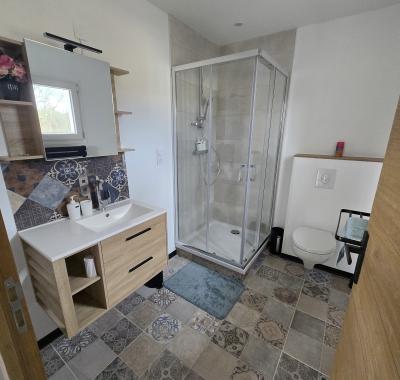 Chambre individuelle avec salle de bain et jardin