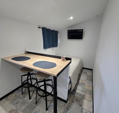 Chambre individuelle avec salle de bain et jardin