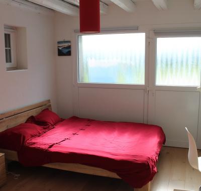 Chambre avec salle de bain en-suite et accès privatif