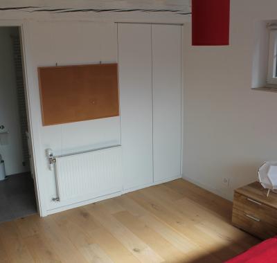 Chambre avec salle de bain en-suite et accès privatif