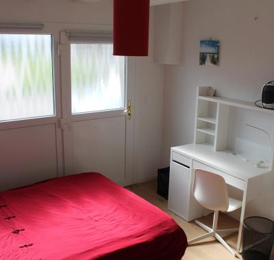 Chambre avec salle de bain en-suite et accès privatif