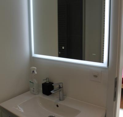 Chambre avec salle de bain en-suite et accès privatif