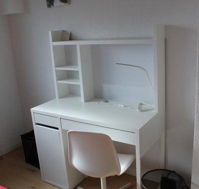 Chambre avec salle de bain en-suite et accès privatif