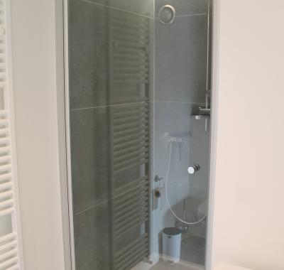 Chambre avec salle de bain en-suite et accès privatif