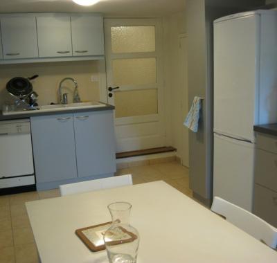 Très grande chambe avec salle de bain et wc privés à Ecully