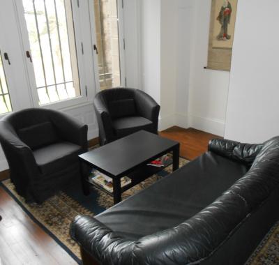 Très grande chambe avec salle de bain et wc privés à Ecully