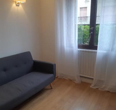 Chambre indépendante pour une femme calme