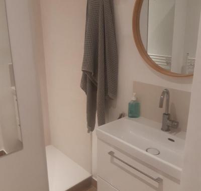 Chambre indépendante pour une femme calme