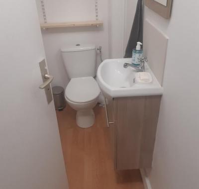 Chambre indépendante pour une femme calme